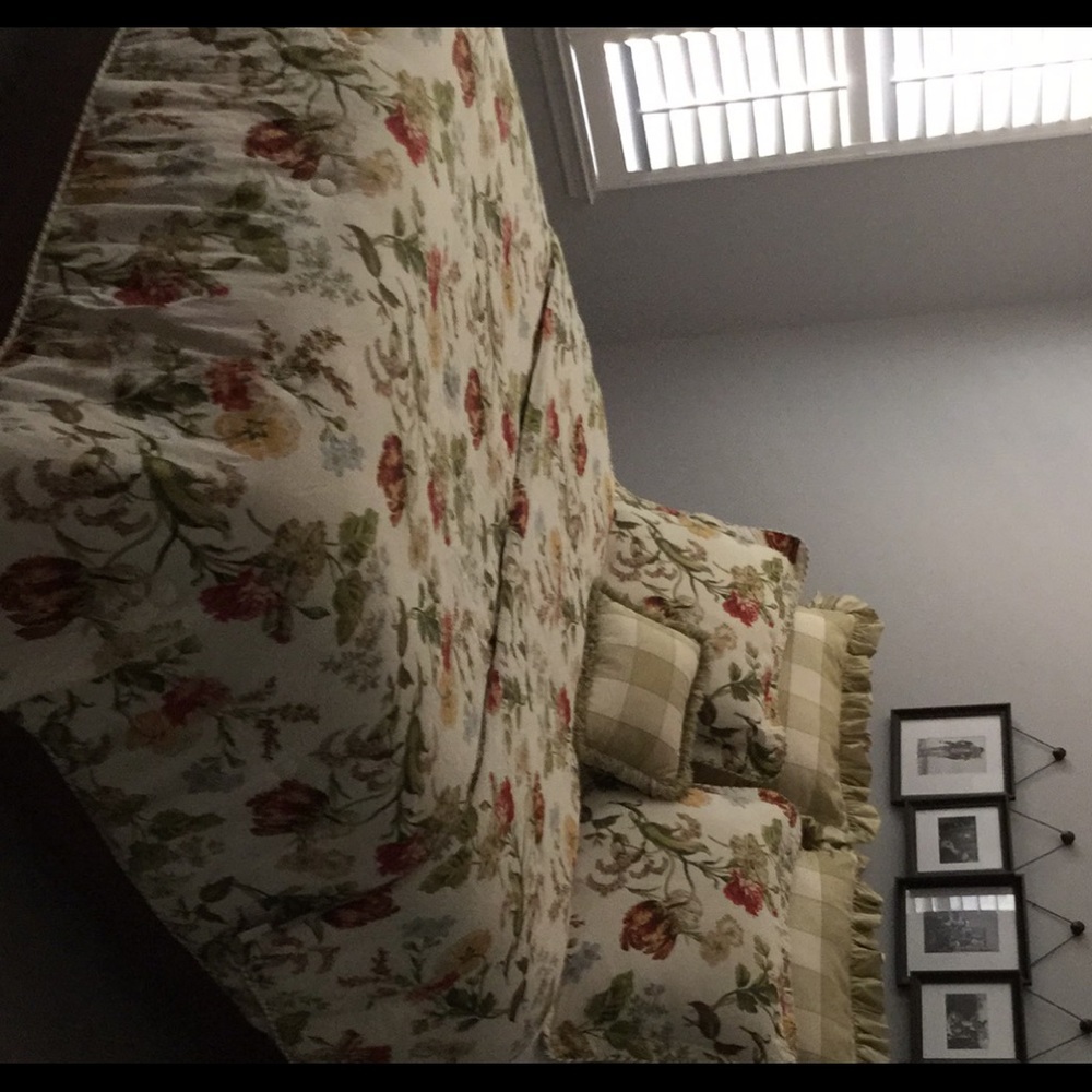 Six piece Queen comforter set.